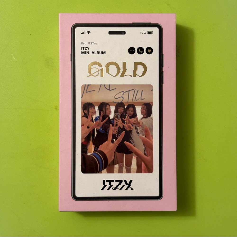 Itzy Gold Phone Box Version